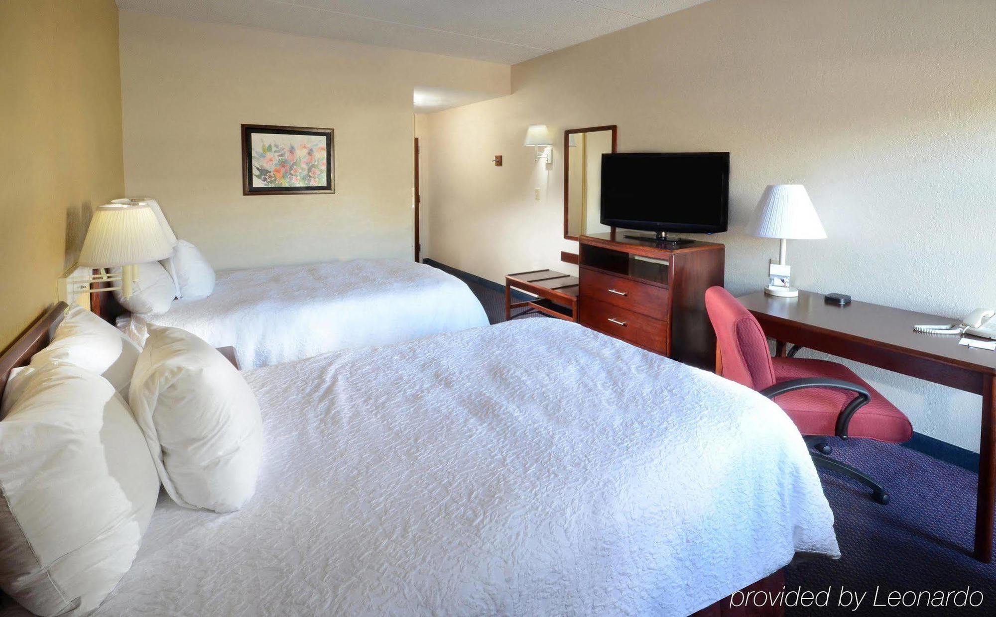 Hampton Inn Roxboro Exteriör bild